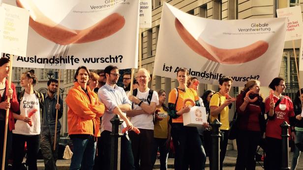 Protest vor Kanzleramt: "Ist Auslandshilfe wurscht?"
