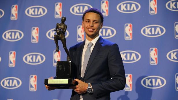 Stephen Curry hält die Trophäe des NBA Most Valuable Player.