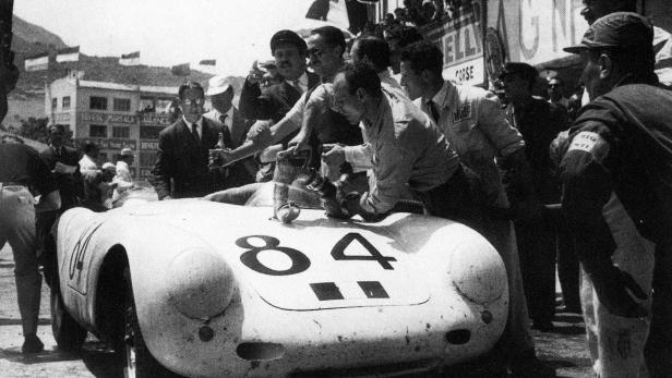 Ein Rennwagen mit der Nummer 84 wird von einer Menschenmenge umringt.