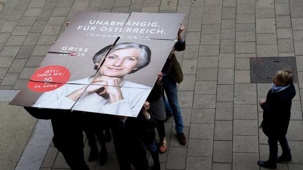 Personen tragen ein Wahlplakat von Irmgard Griss mit der Aufschrift „Unabhängig. Für Österreich“.