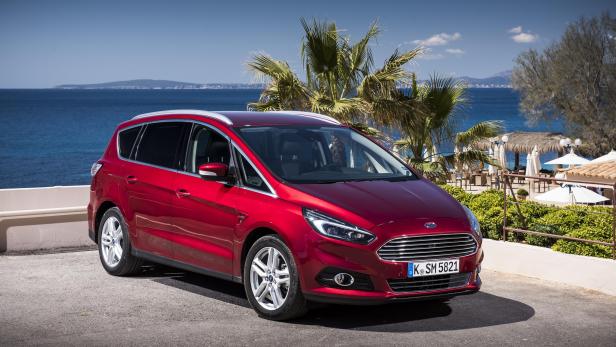 Ein roter Ford S-Max vor einer Küstenlandschaft mit Palmen.