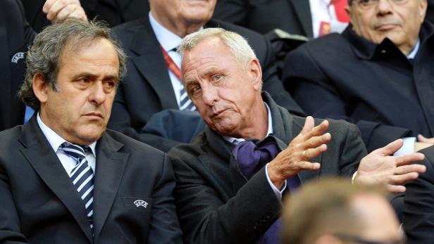 Michel Platini und Johan Cruyff sitzen zusammen bei einer Veranstaltung.