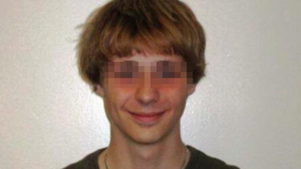 Ein junger Mann mit blonden Haaren lächelt in die Kamera.