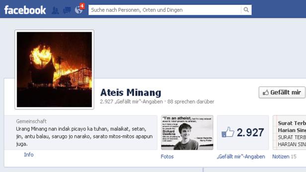 Ein brennendes Haus mit traditioneller Architektur steht in Flammen.