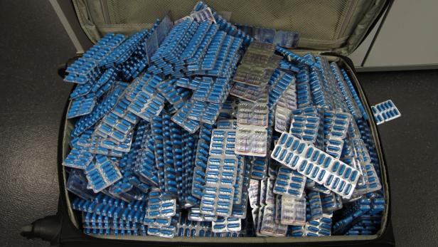 Rund 43.000 Tabletten wurde in einem Koffer entdeckt