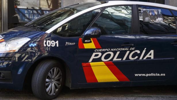 Ein Fahrzeug der spanischen Nationalpolizei mit der Aufschrift „Cuerpo Nacional de Policía“.
