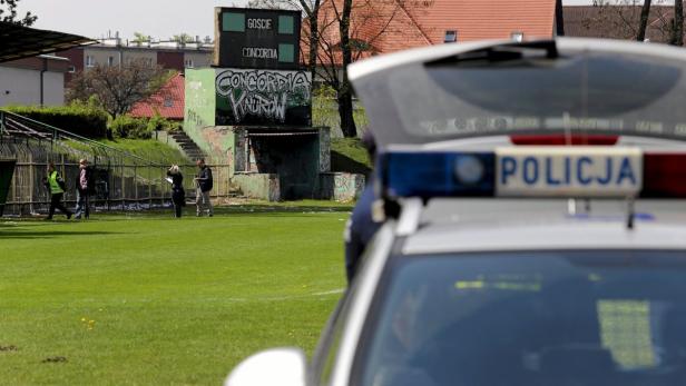 Ein Polizeiauto steht vor einem Fußballstadion in Polen.