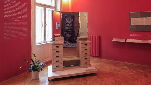 Neuerwerbung des Freud Museums: der grau lackierte Spiegelschrank, gefertigt im Stil der Garderobe