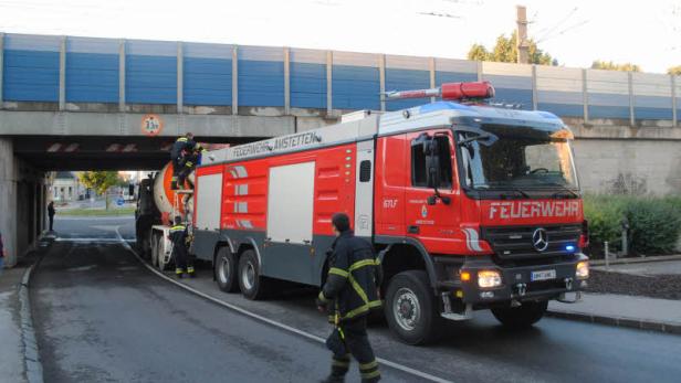 46-49635016.jpg Betonmischer steckte in Bahndurchlass