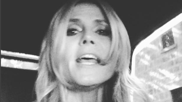 Heidi Klum macht einen auf Whitney Houston.