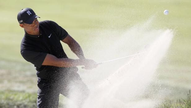 Tiger Woods schlägt einen Golfball aus einem Sandbunker.