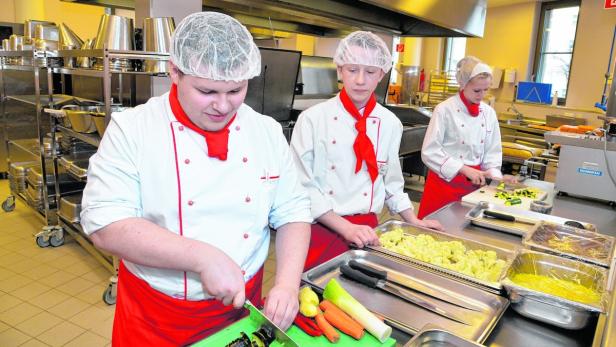 Lehrlinge kochen für Flüchtlinge