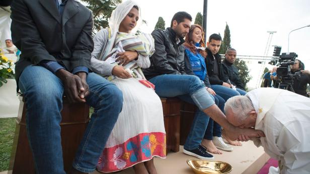 Der Papst mit Flüchtlingen bei der Fußwaschung