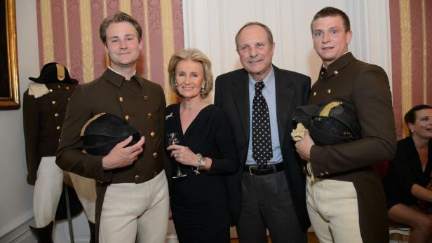 Elisabeth Gürtler mit Christian Ludwig Attersee und Bereitern beim &quot;Rendezvous im Salon&quot;