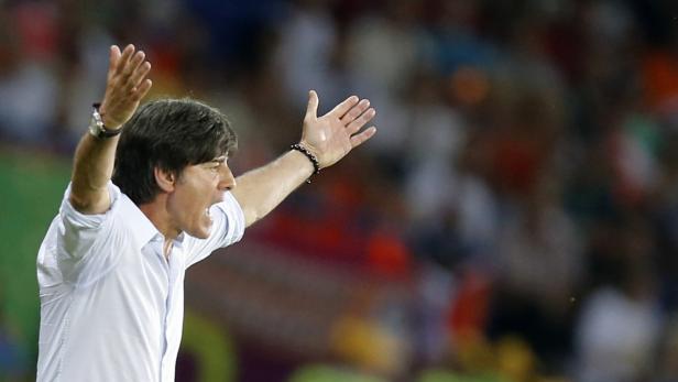 Joachim Löw gestikuliert während eines Fußballspiels.