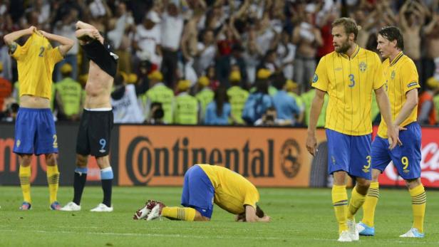 Enttäuschte schwedische Fußballspieler nach einem Spiel.