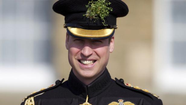 Prinz William trägt eine Militäruniform mit einem Kleeblatt auf seinem Hut.