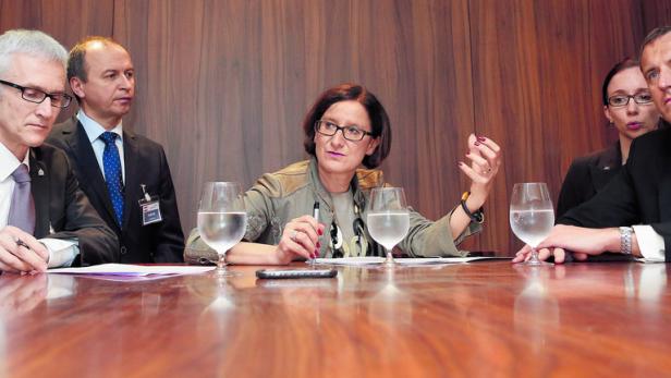 Innenministerin Johanna Mikl-Leitner und Sicherheitschef Konrad Kogler berieten sich beim Sicherheitsgipfel mit dem Interpol-Generalsekretär Jürgen Stock (links) und dem Europol-Chef Rob Wainwright (rechts).