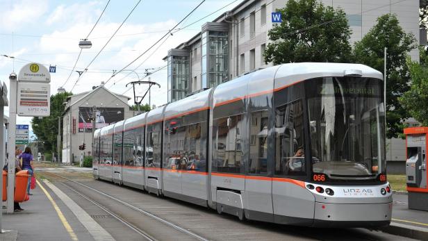 Die Straßenbahn soll zukünftig auf einer zweiten Achse durch Linz fahren.