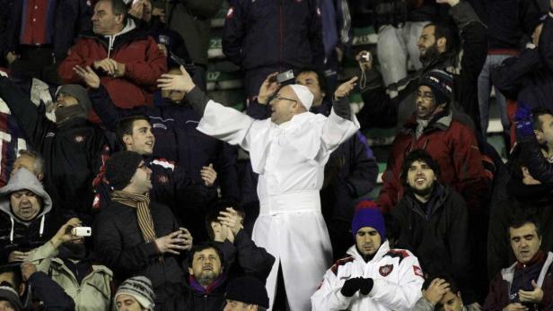 Ganz in Weiß: Die Papst-Robe ist bei den Fans von San Lorenzo in Mode.