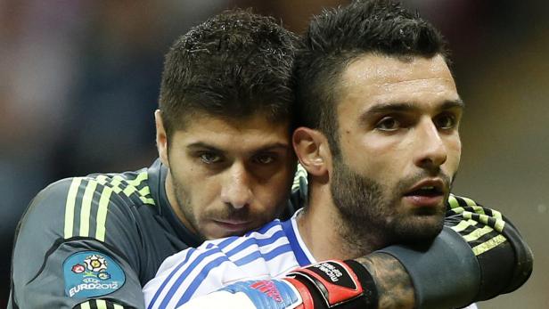 Zwei Fußballspieler umarmen sich während eines Spiels der Euro 2012.