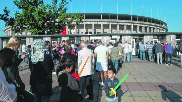Der Andrang vor dem Berliner Olympiastadion, wo Türken ihre Stimme abgeben konnte, war überschaubar.