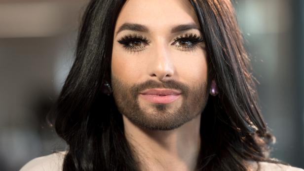 Porträt von Conchita Wurst mit langem, dunklem Haar und Bart.