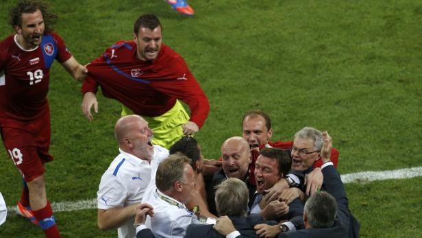 REUTERSCzech Republics coach Michal Bilek (C) celebrates with his staff winning their Group A Euro 2012 soccer match against Poland at the City stadium in Wroclaw June 16, 2012. REUTERS/Bartosz Jankowski (POLAND - Tags: SPORT SOCCER) Tschechiens Teamchef trotzt der Kritik