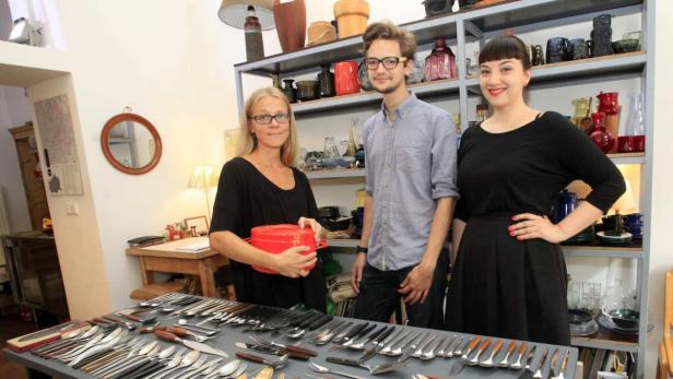 Ladenbesitzerin Sandra Nalepka, Sebastian Bauer und Parsia Kananian von 7tm werten das Grätzel auf.