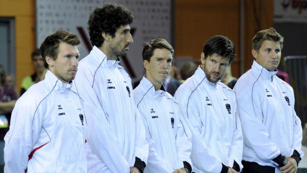 Fünf österreichische Tennisspieler in weißen Trainingsjacken stehen nebeneinander.