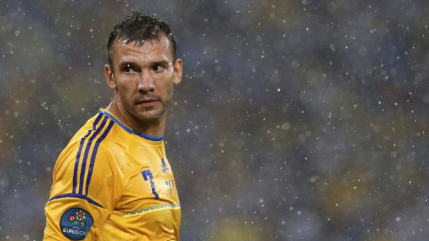 Andrij Schewtschenko im gelb-blauen Trikot im Regen.