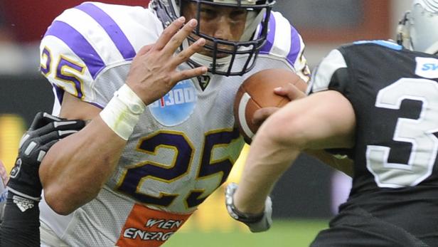 Ein American-Football-Spieler mit der Nummer 25 läuft mit dem Ball.