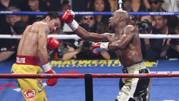 Floyd Mayweather schlägt Manny Pacquiao während eines Boxkampfes.