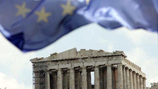 epa ANA/ORESTIS PANAGIOTOUARCHIV - Eine europäische Flagge weht über dem Parthenon Tempel auf der Akropolis in Athen am 09.04.2010. In der Schuldenkrise diskutieren Liberale und CSU am Montag (12.09.2011) verstärkt über eine mögliche Insolvenz Griech Griechenlands Wirtschaft: "Jetzt warten alle einmal ab"