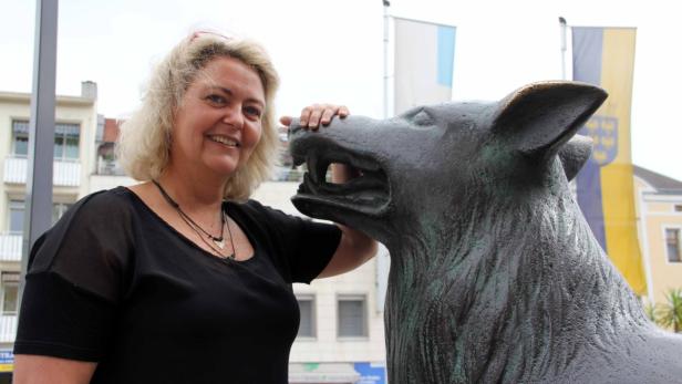 Sabine Hauger mit Amstettens Wappentier, dem Wolf. Ab heute lenkt sie als Geschäftsführerin die Geschicke der neuen Amstetten Marketing GmbH.