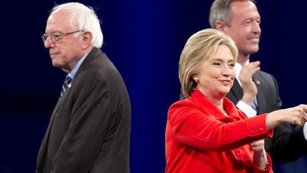 Hillary Clinton und Bernie Sanders bei einer Veranstaltung.
