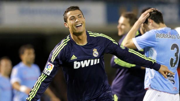 epa03618327 Real Madrid&#039;s Portuguese striker Cristiano Ronaldo celebrates after scoring the 1-0 lead during the Spanish Primera Division soccer match against Celta Vigo at Balaidos stadium in Vigo, northwestern Spain, 10 March 2013. EPA/LAVANDEIRA JR.