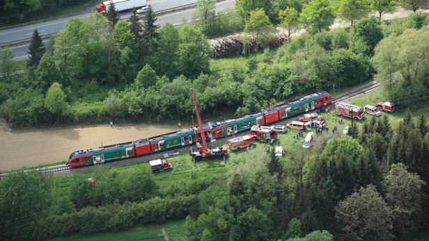 Zwei Personenzüge der Steiermärkischen Landesbahnen sind am Mittwoch in Waldstein bei Übelbach nördlich von Graz frontal zusammengestoßen.