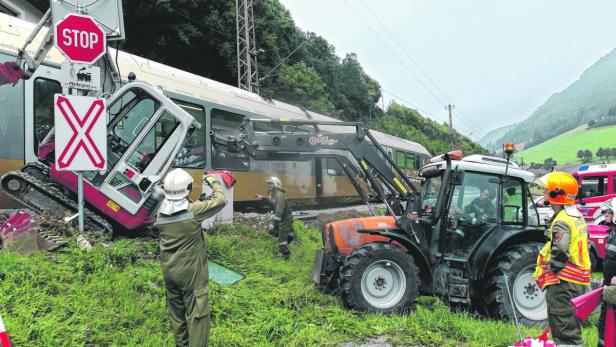 Gefährlicher Zwischenfall: Zuggarnitur kollidierte mit einer Arbeitsmaschine. Die Passagiere blieben unverletzt