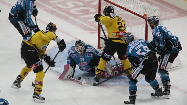 Die Capitals (Ferland vor dem Tor) scheiterten oft an Linz-Goalie Ouzas.