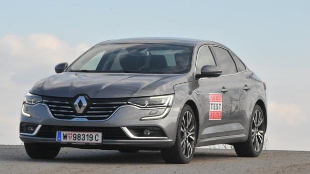Ein grauer Renault Talisman mit Wiener Kennzeichen steht auf einer Anhöhe.