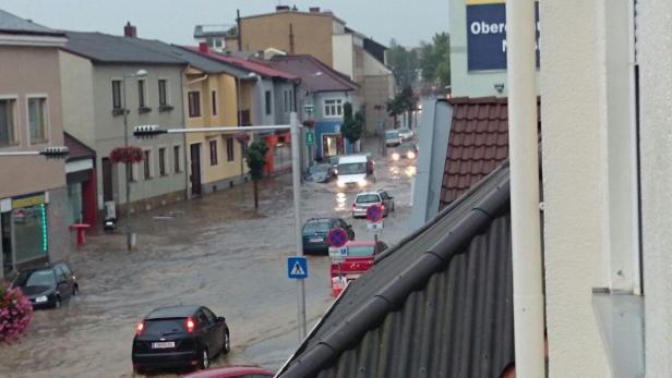 Land unter, hieß es Mittwochabend in Neusiedl am See. Durch die starken Regenfälle stand die Hauptstraße zentimeterhoch unter Wasser