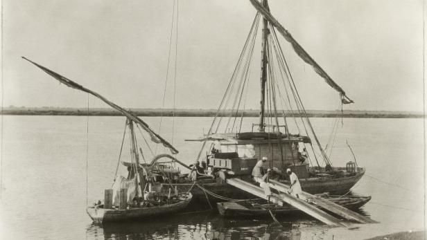 „Verladen des Autos“, Khartum, ehem. Anglo-ägyptischer Sudan, 05. Februar 1927. Auf seiner zweiten Sudan-Reise ließ sich Hugo Bernatzik ein Schiff so umbauen, dass neben seinem Ford auch eine Dunkelkammer darauf Platz hatte.