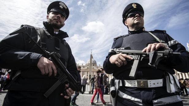Schwer bewaffnete Polizisten auf dem Petersplatz in Rom