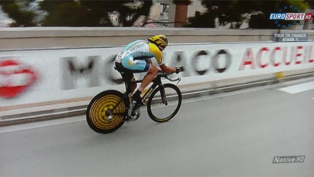 Ein Radfahrer des Teams Astana fährt ein Zeitrennen in Monaco.
