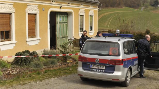 Polizisten sicherten den Tatort. Das Anwesen der Familie M. steht derzeit leer.