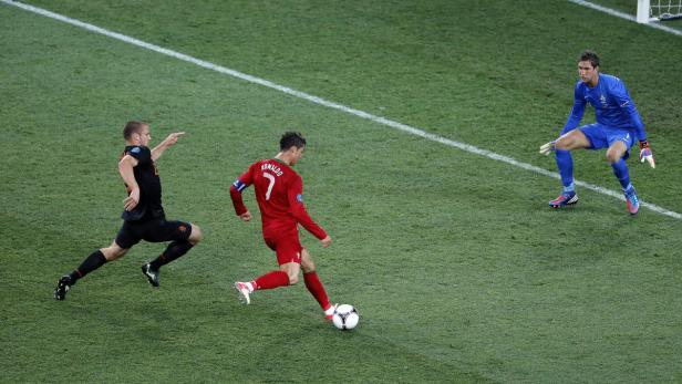 Cristiano Ronaldo schießt den Ball während eines Fußballspiels.