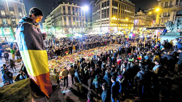 Auf dem zentralen Börseplatz wird der Toten gedacht, langsam wächst aber auch der Ärger über den Staat