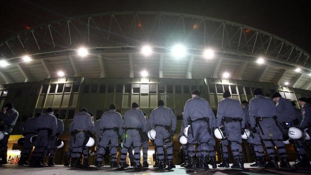 450 Polizisten schützen beim Spiel gegen die Türkei 30.000 Fans vor Anschlägen.