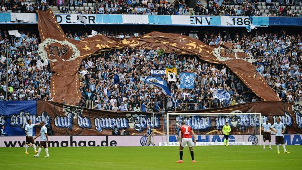 GERMANY SOCCER BUNDESLIGA Die eingefleischten 1860-Fans fühlen sich in der Allianz Arena unwohl.